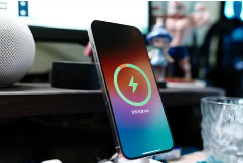 易门苹果15换屏服务分享用什么充电器给iPhone15充电更好 